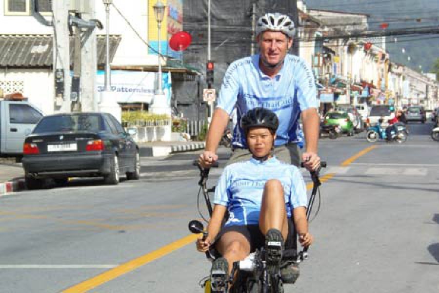 นัท โอภาสานนท์ ปั่นจักรยานฮันนีมูนไปทั่วประเทศไทยกับสามี ในข่าวโพสต์ทูเดย์