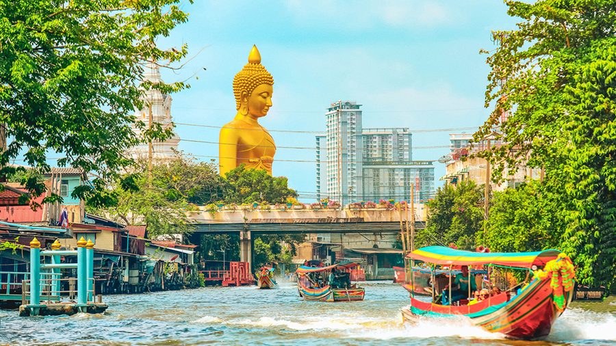 วัดพระแก้วและพระบรมมหาราชวังในกรุงเทพฯ ภาพประกอบบทความ 'Bangkok beyond the Grand Palace circuit' บน The Solo Traveller ที่กล่าวถึงนัท โอภาสานนท์ และทีมไกด์ของ Your Thai Guide