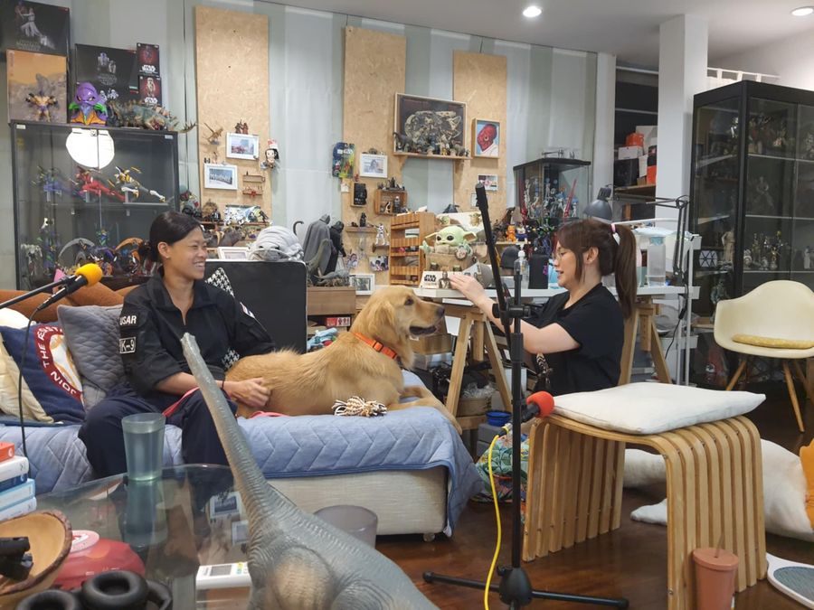 นัท ฮามอน (Natt Hamon) ผู้ฝึกสุนัขกู้ภัย ให้สัมภาษณ์พอดแคสต์ WiTcast ตอนที่ 145 เล่าประสบการณ์พาซิมบ้าไปช่วยกู้ภัยตึกถล่ม